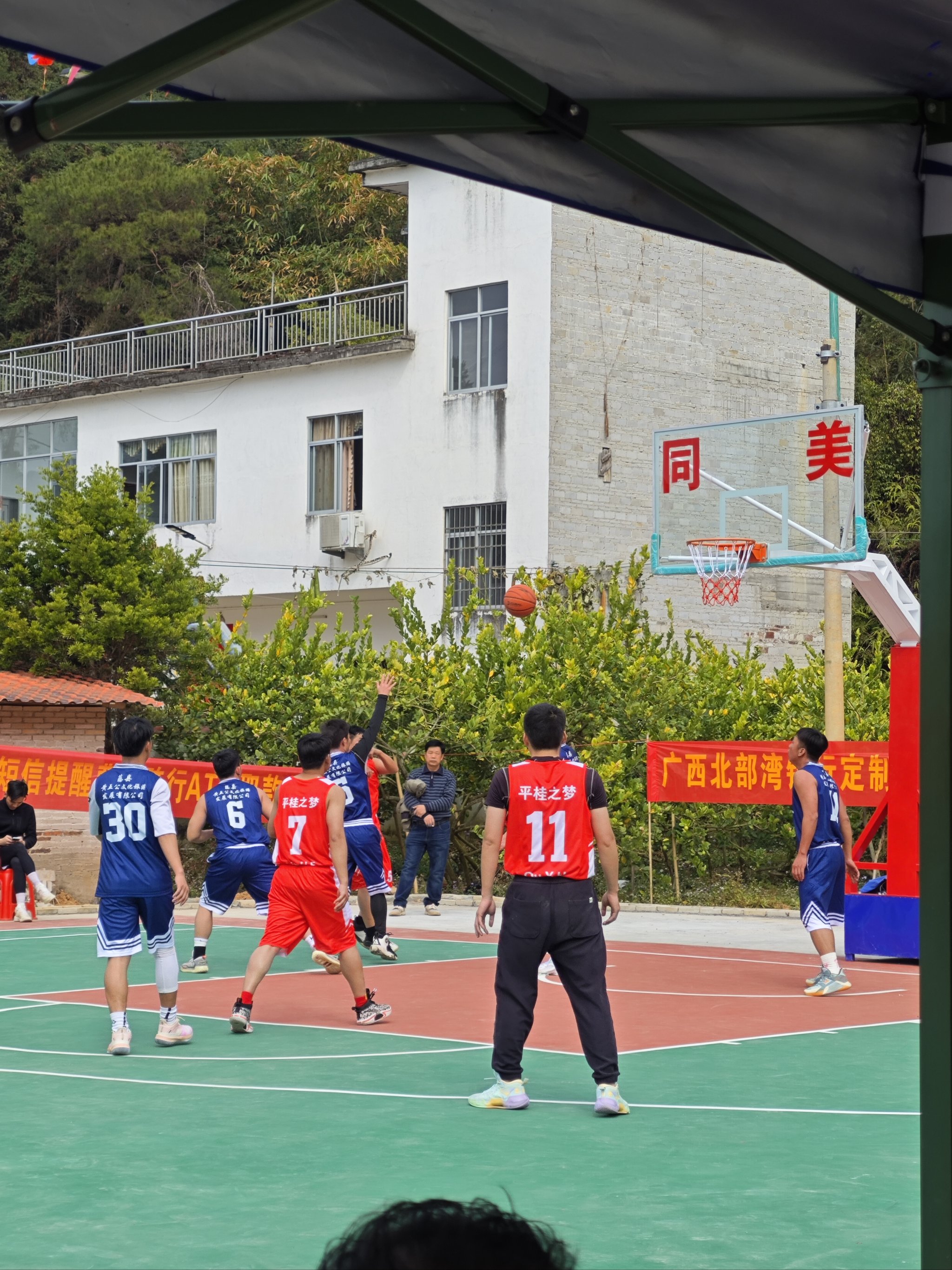中国篮球联赛充满激烈竞争，球场气氛热烈