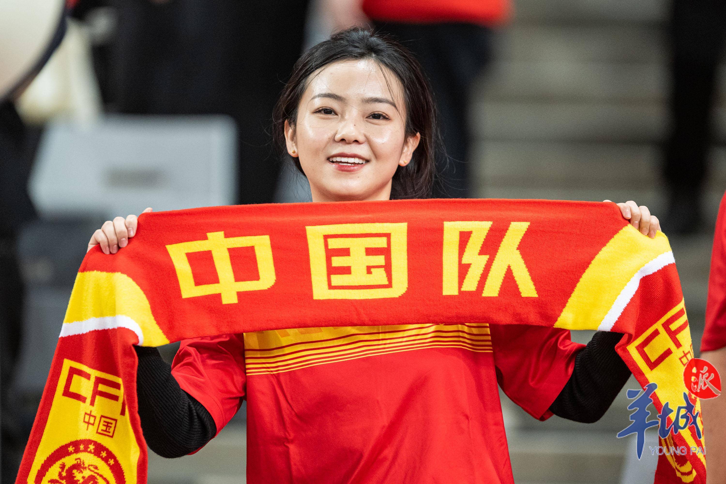 双方攻守交替，现场球迷为球队呐喊助威的简单介绍