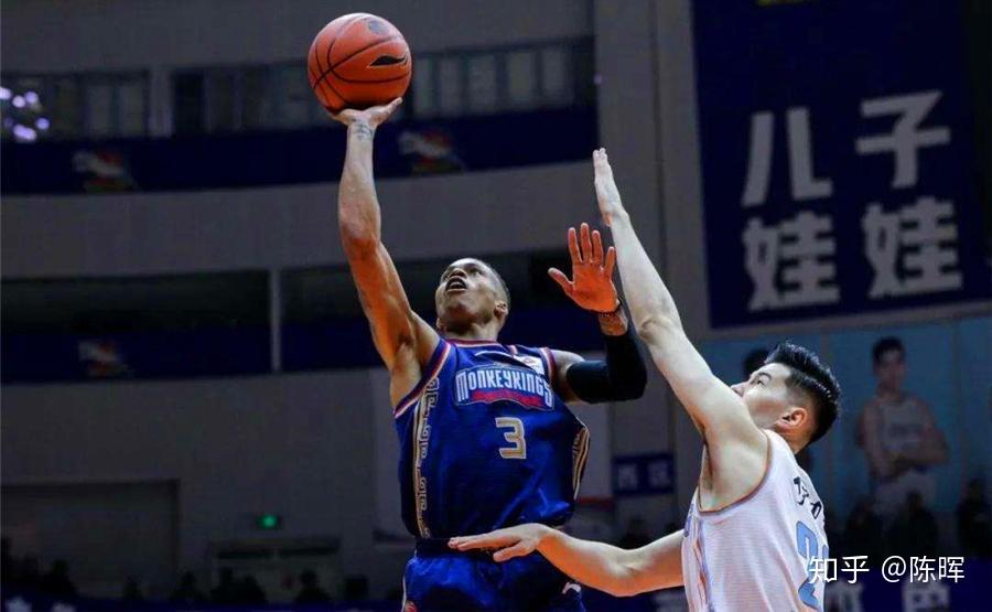 中场核心扭伤倒地，球队实力受到明显削弱的简单介绍